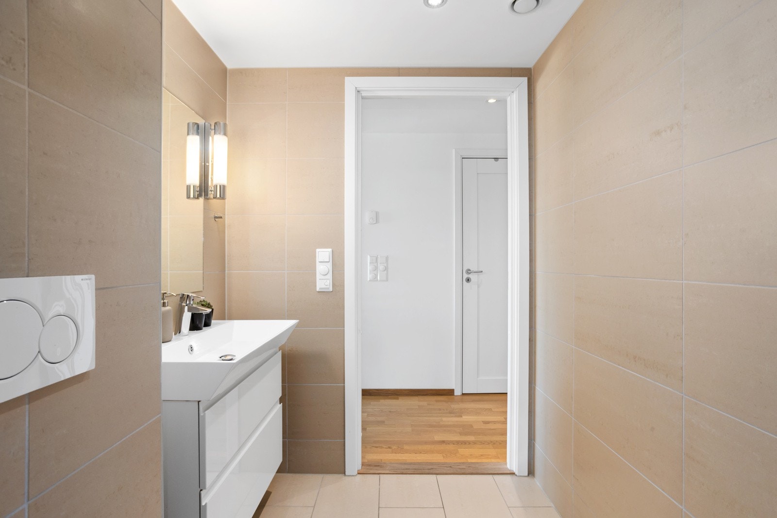 Solid hvit innredning | dowlights | vegghengt wc Galleribilde