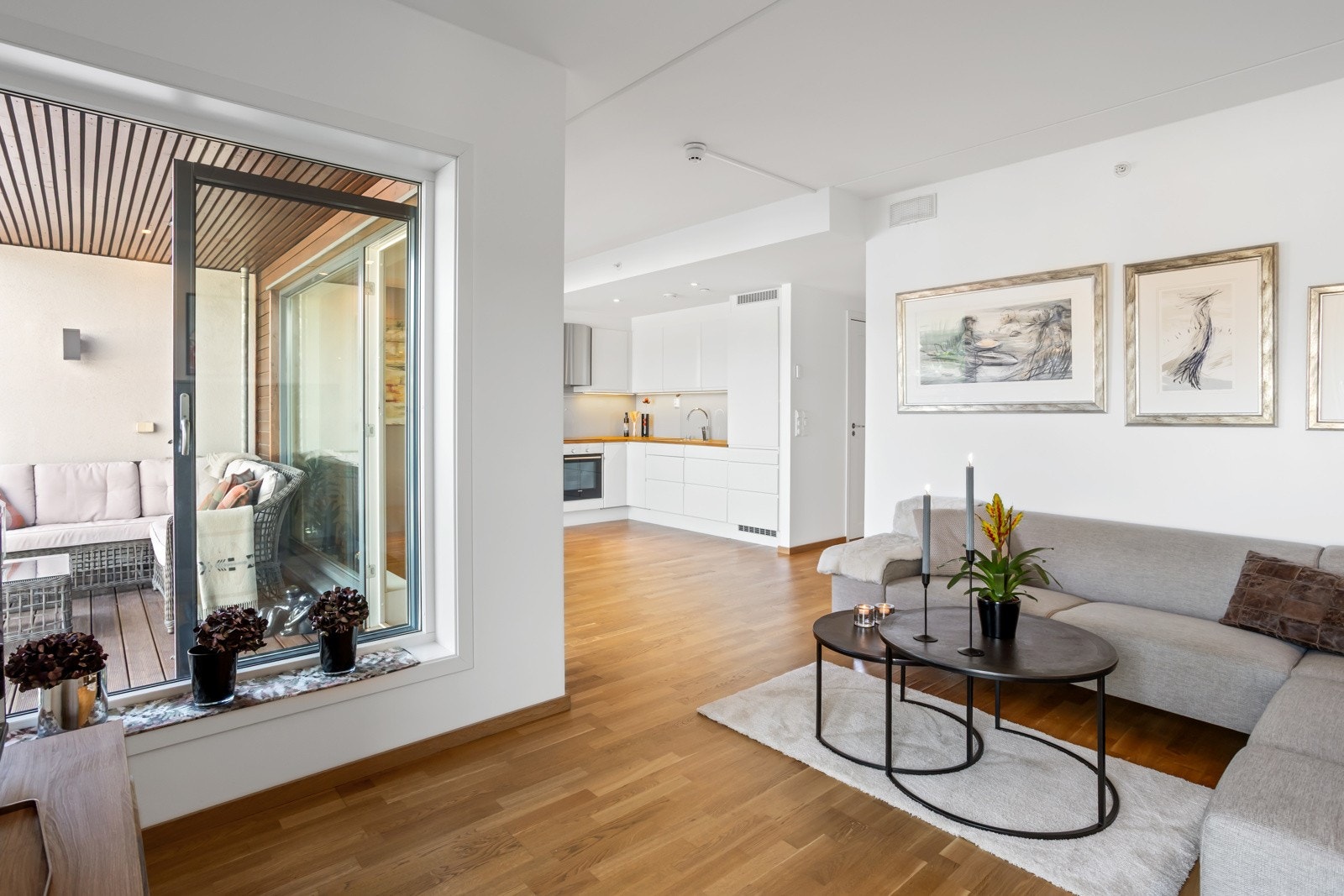 Panoramavindu i stue og delvis åpen løsning mot kjøkken Galleribilde