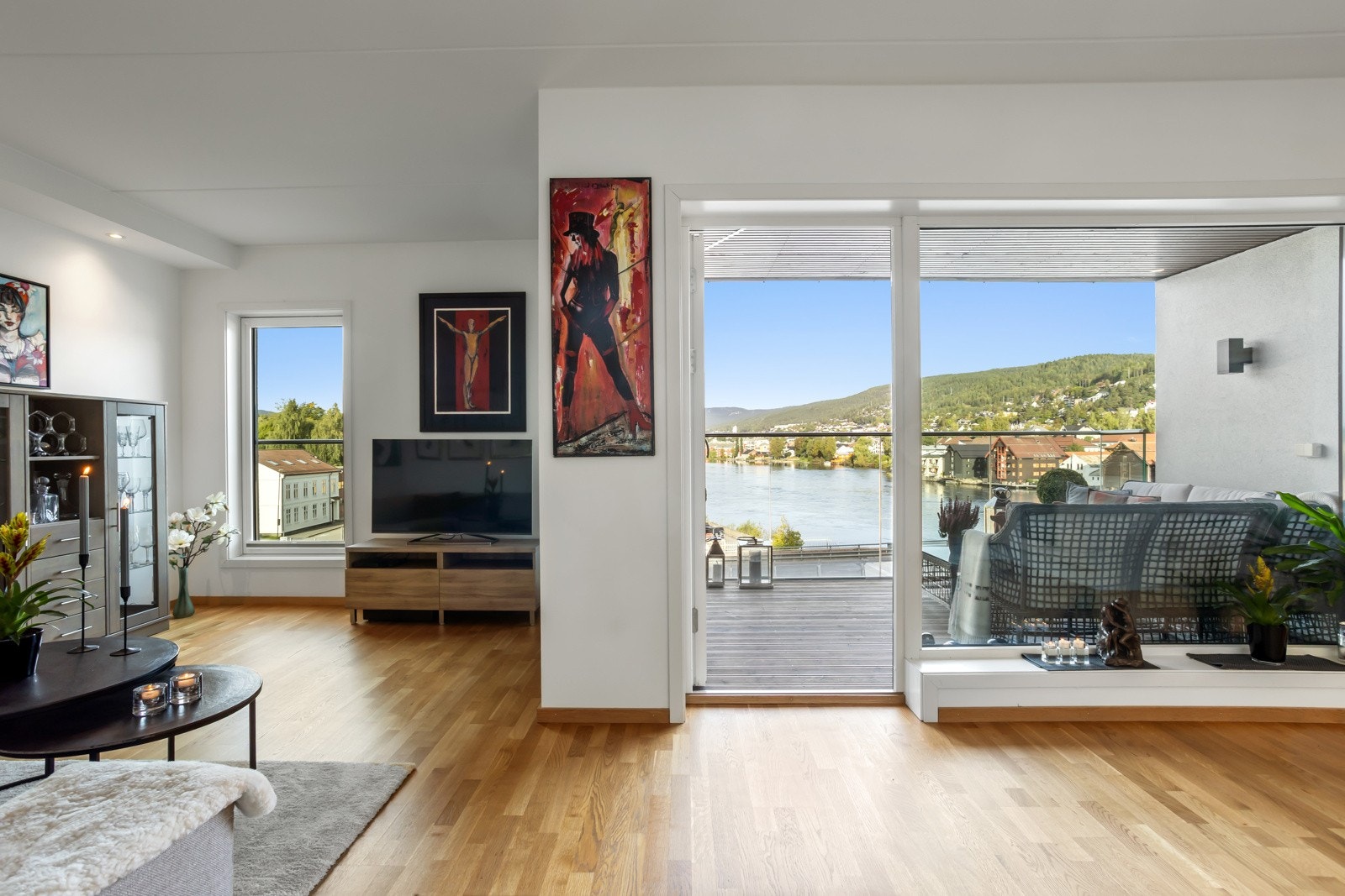 Stue med delvis åpen løsning mot kjøkken | utgang til 9 kvm. balkong fra stuen Galleribilde