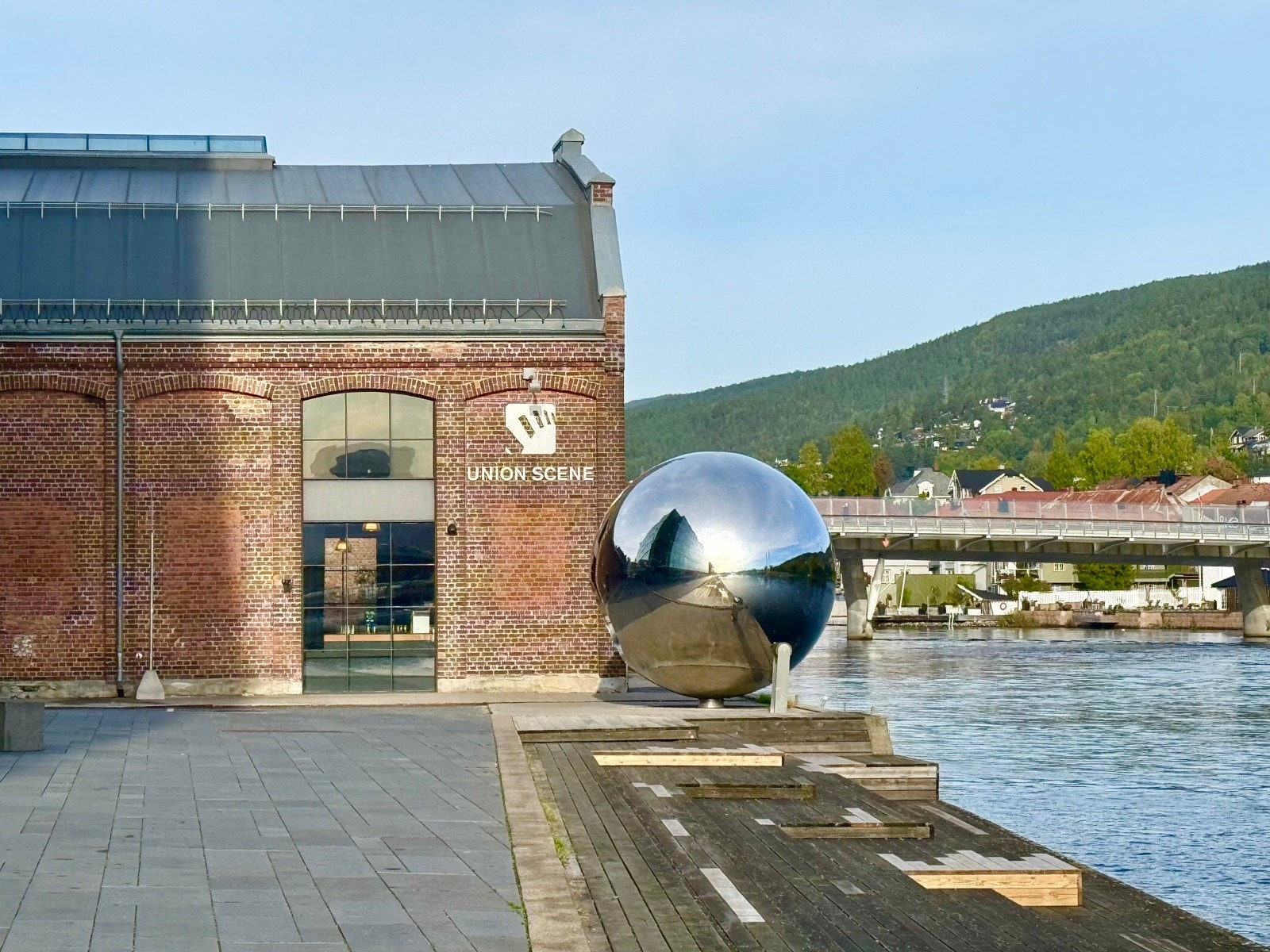 Rett utenfor din egen stuedør er det gode kulturtilbud ved Union Scene og Drammen Kulturhus Galleribilde