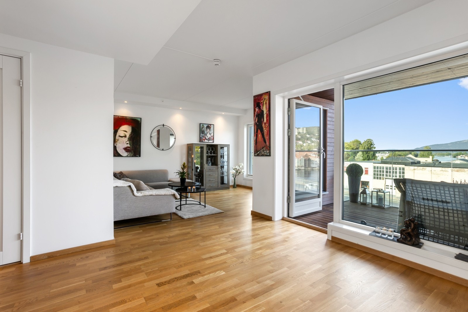 Stue med utgang til romslig balkong Galleribilde