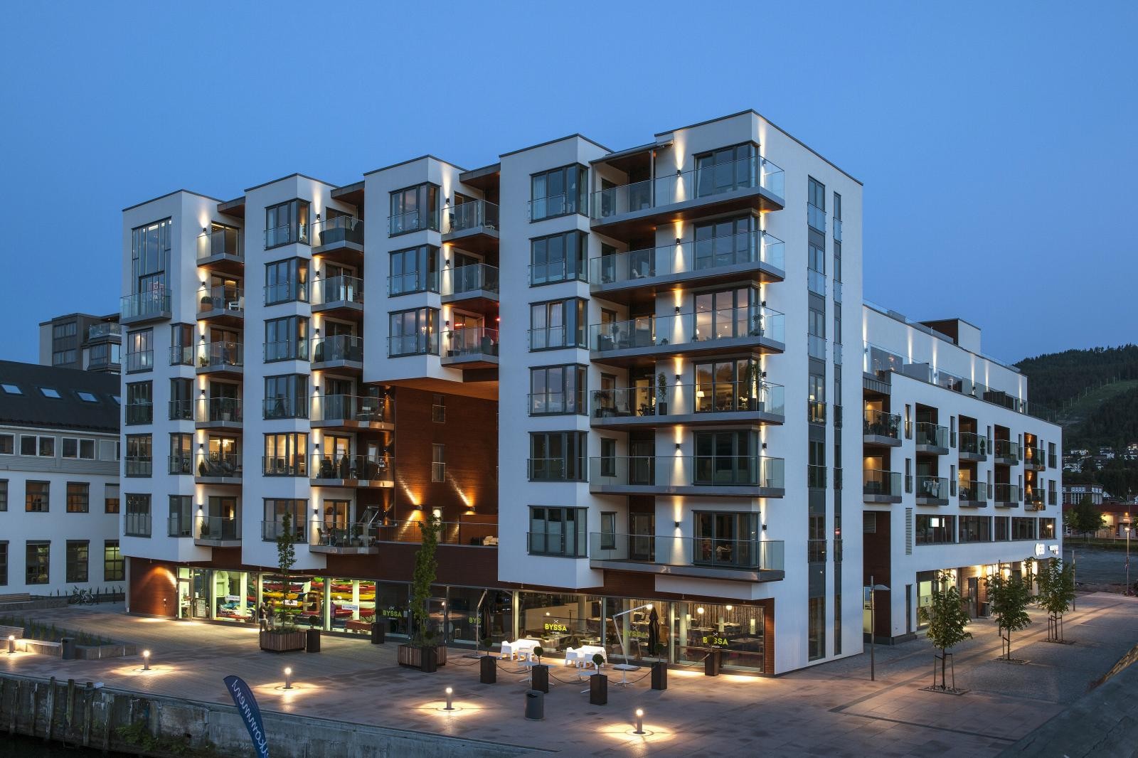 Spennende arkitektur med atrium med stor åpning i fasaden mot elva Galleribilde