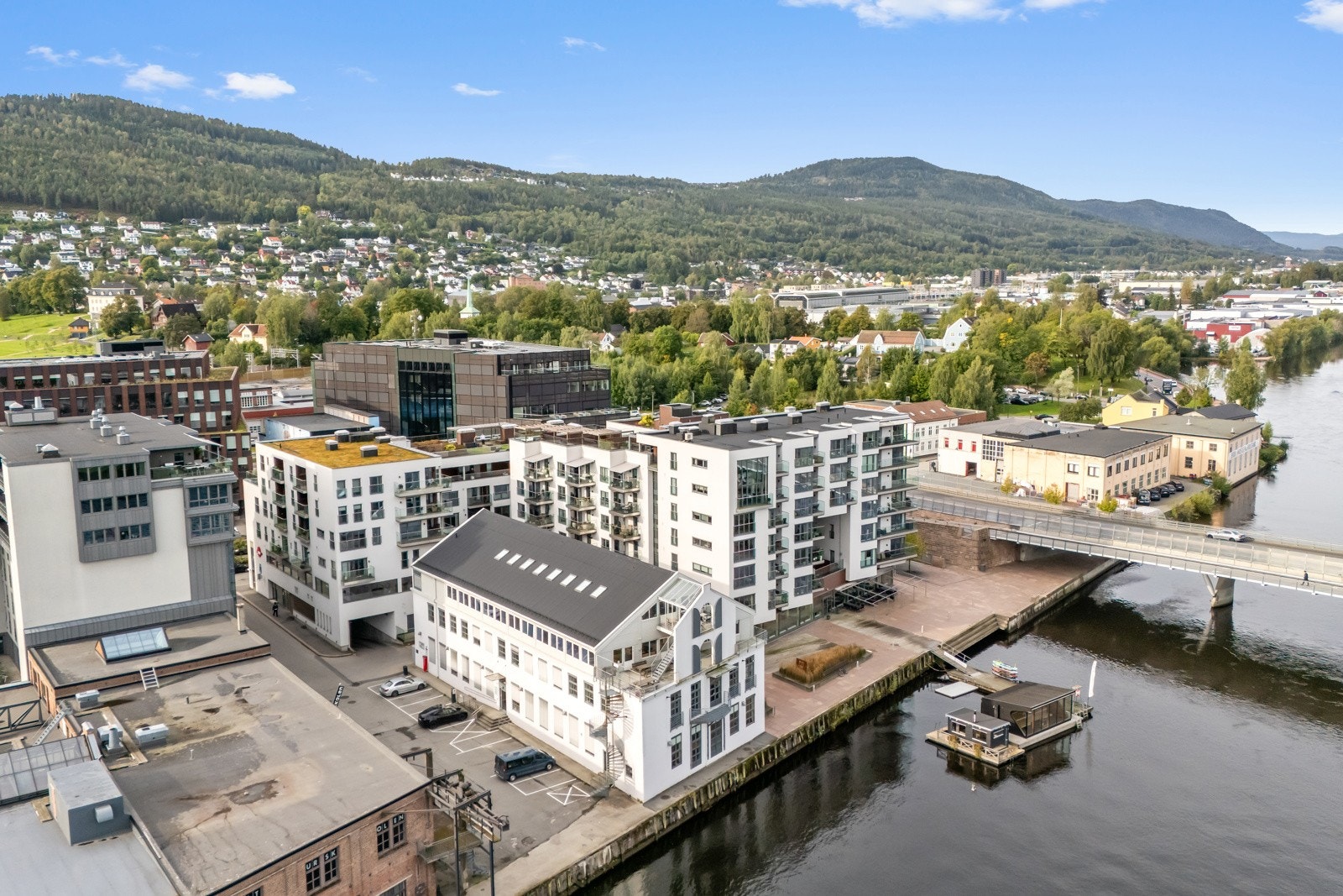 Pir 7 har en gunstig plassering ved elva Galleribilde