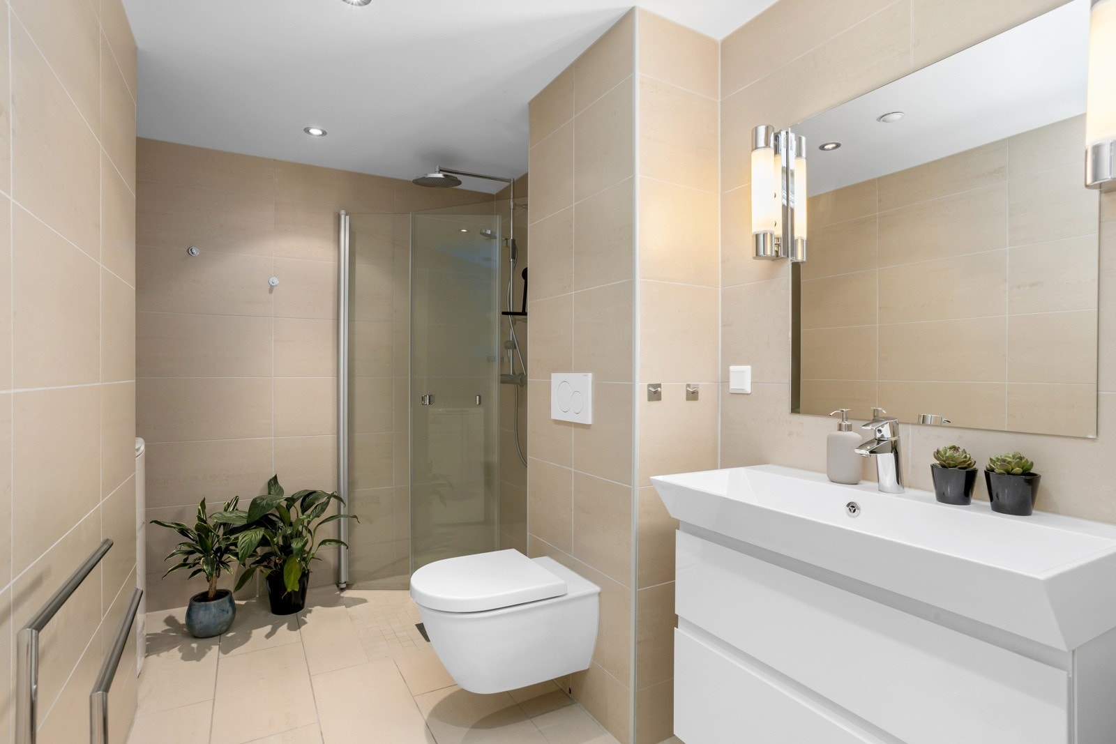 Stilsikkert bad/wc med opplegg for vaskemaskin | storformat fliser på gulv og vegger Galleribilde