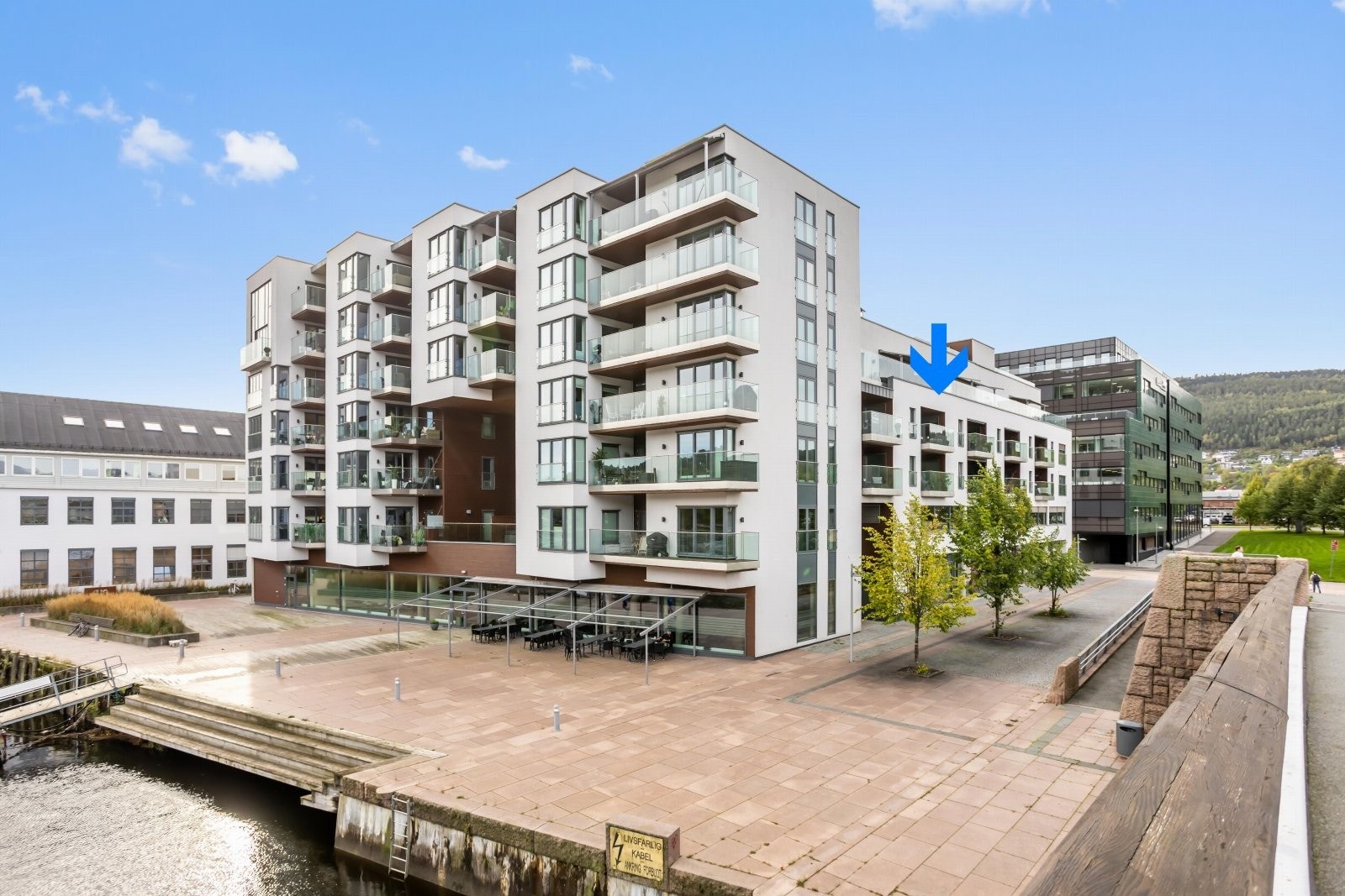 Pen og velholdt 3-roms selveier med romslig vestvendt balkong og private uteplass på svalgang Galleribilde