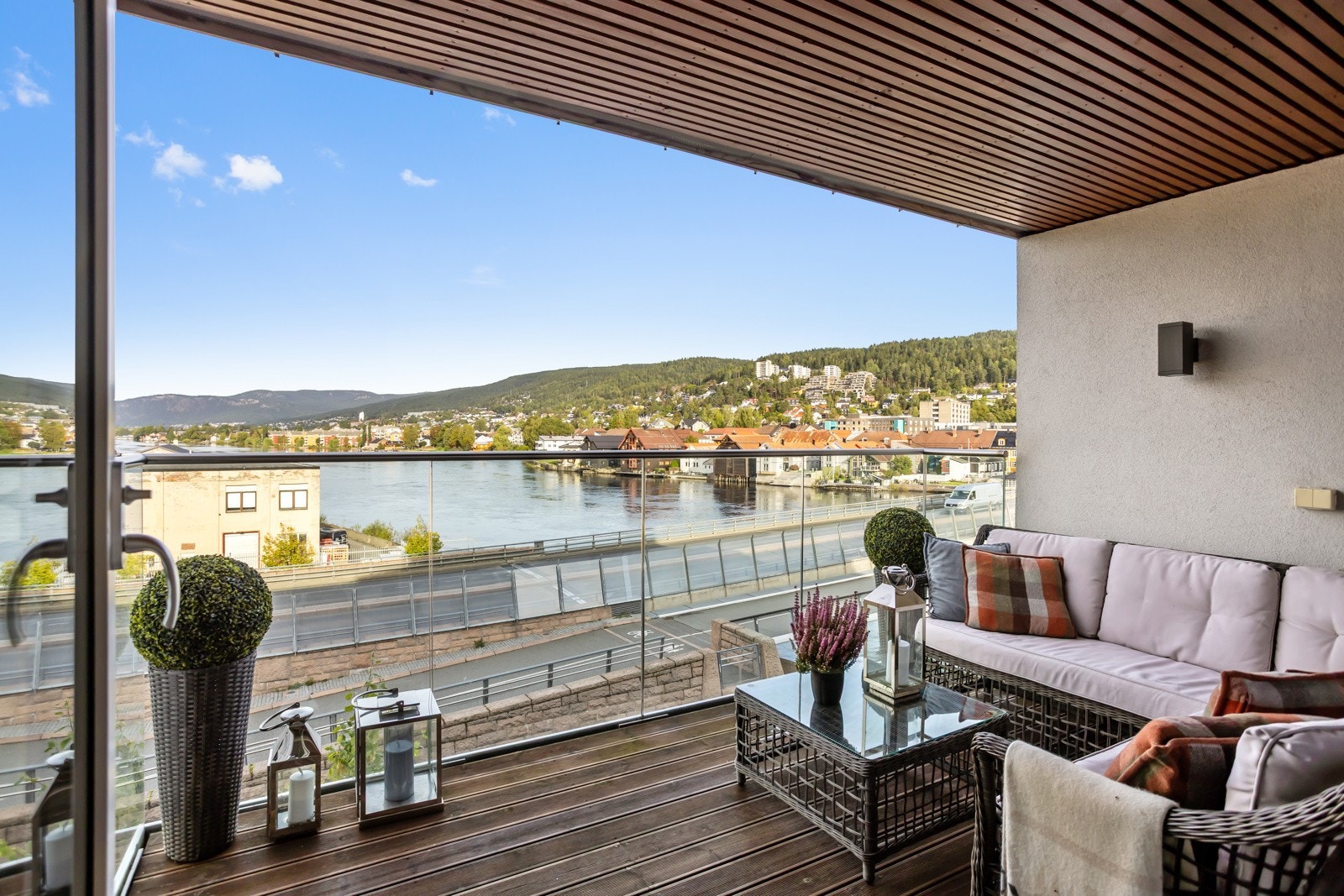 Flott utsikt oppover elva, Øvre Sund Bru og Hamborgstrøm fra den vestvendte balkongen Galleribilde