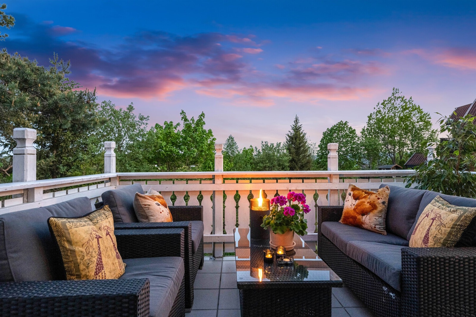 Terrassen utenfor stuen, henger sammen med terrassen ved inngangspartiet og er på hele 78 kvm. Galleribilde