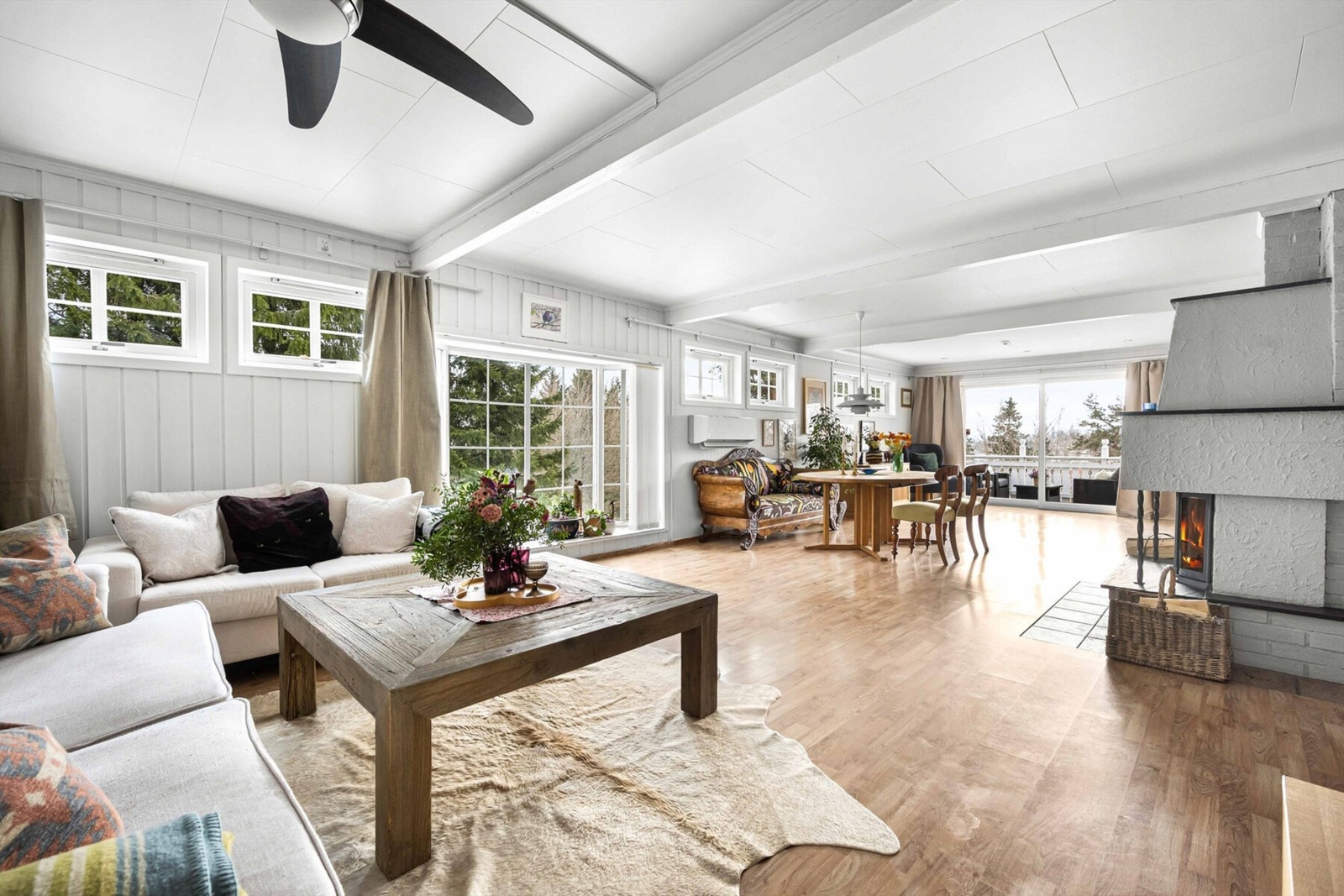 Stuen er av meget god størrelse og har mange møbleringsmuligheter. Galleribilde