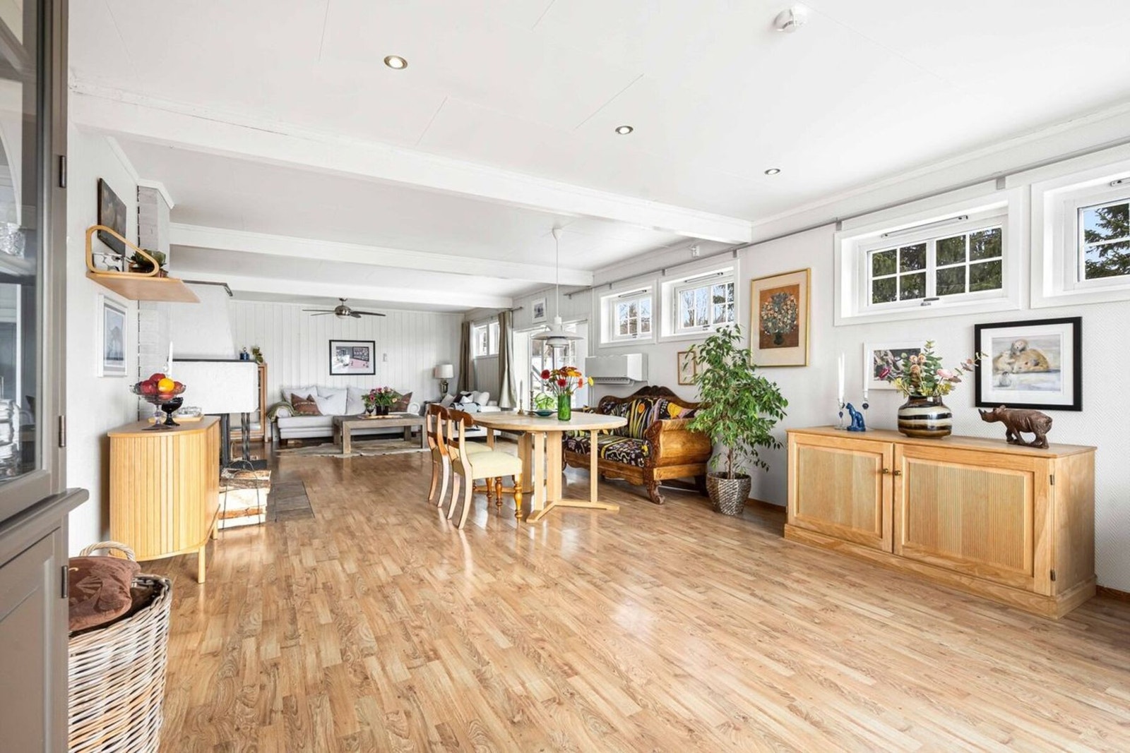 Downlights i taket gjør det enkelt å endre belysning etter stemning og anledning. Galleribilde