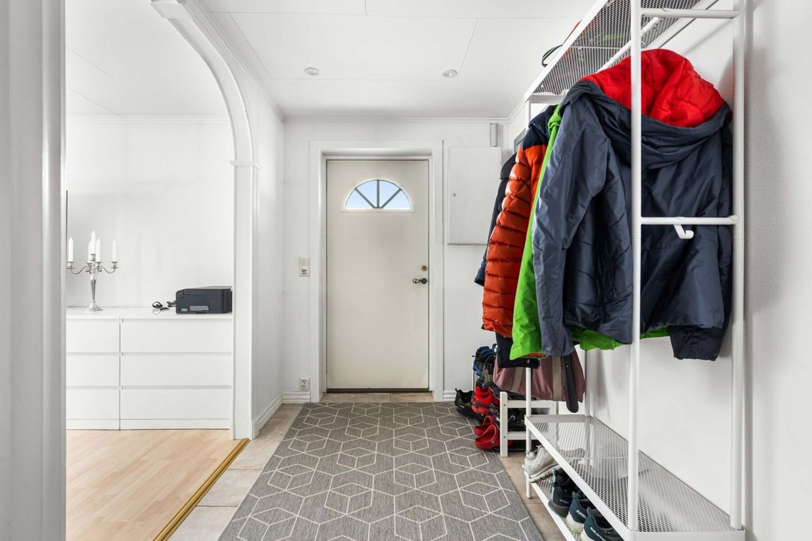 Inne i utleiedelen møter vi en entré med gode oppbevaringsmuligheter. Galleribilde