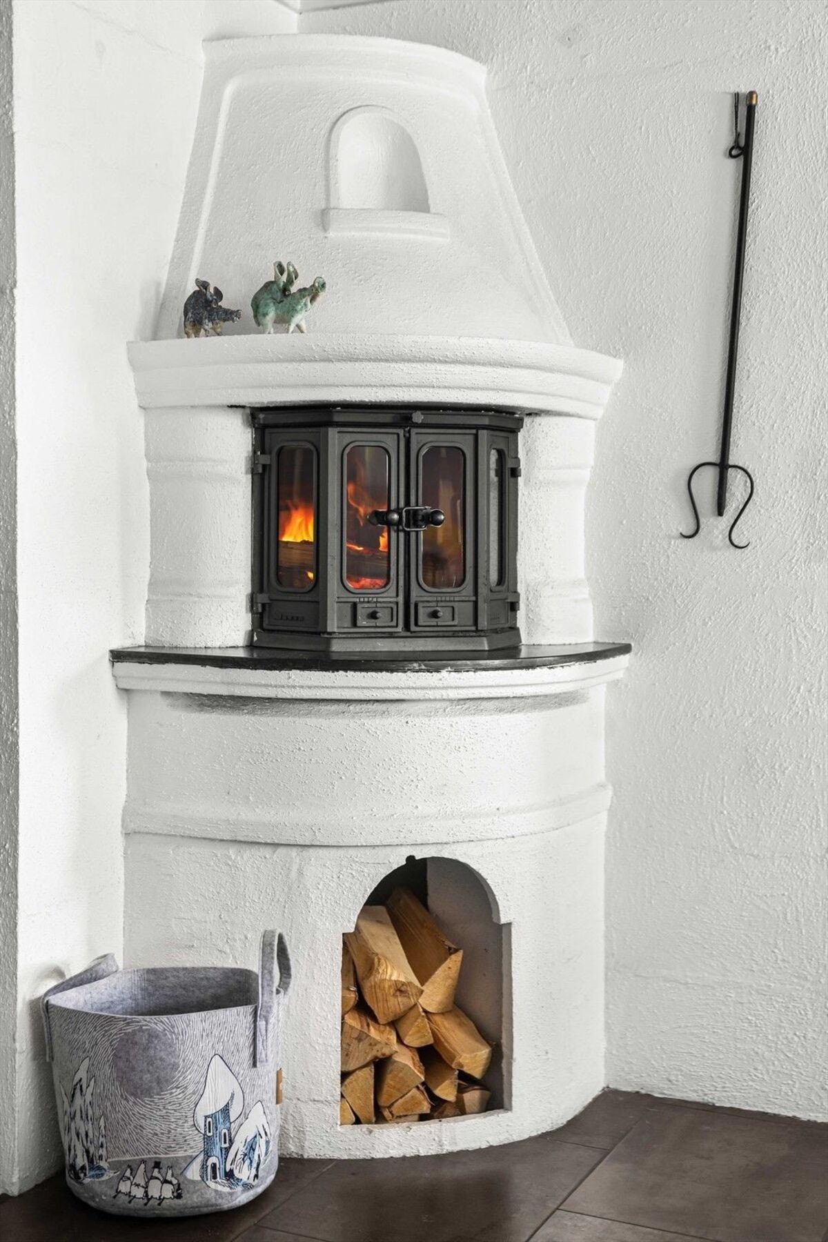 Det er peis på kjøkkenet også, perfekt ramme for hyggelige måltider. Galleribilde