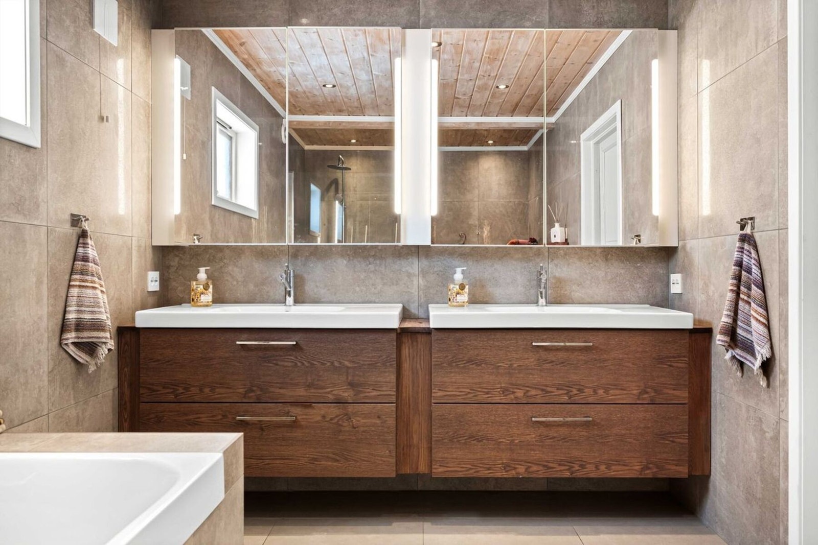 Badet har dobbel servant og godt med oppbevaringsplass. Galleribilde