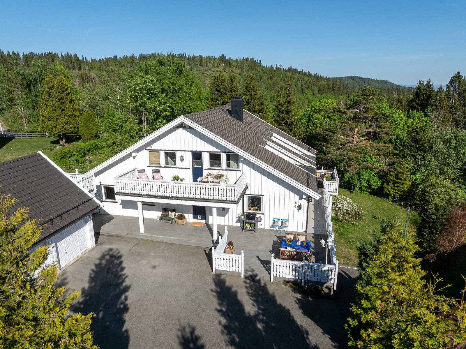 Det er parkering for to biler i dobbelgarasjen samt god plass til flere biler på egen gårdsplass. Galleribilde