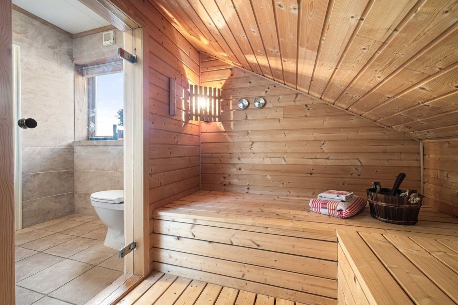 Fra badet er det adkomst til e romslig badstue, perfekt etter en lang skitur. Galleribilde