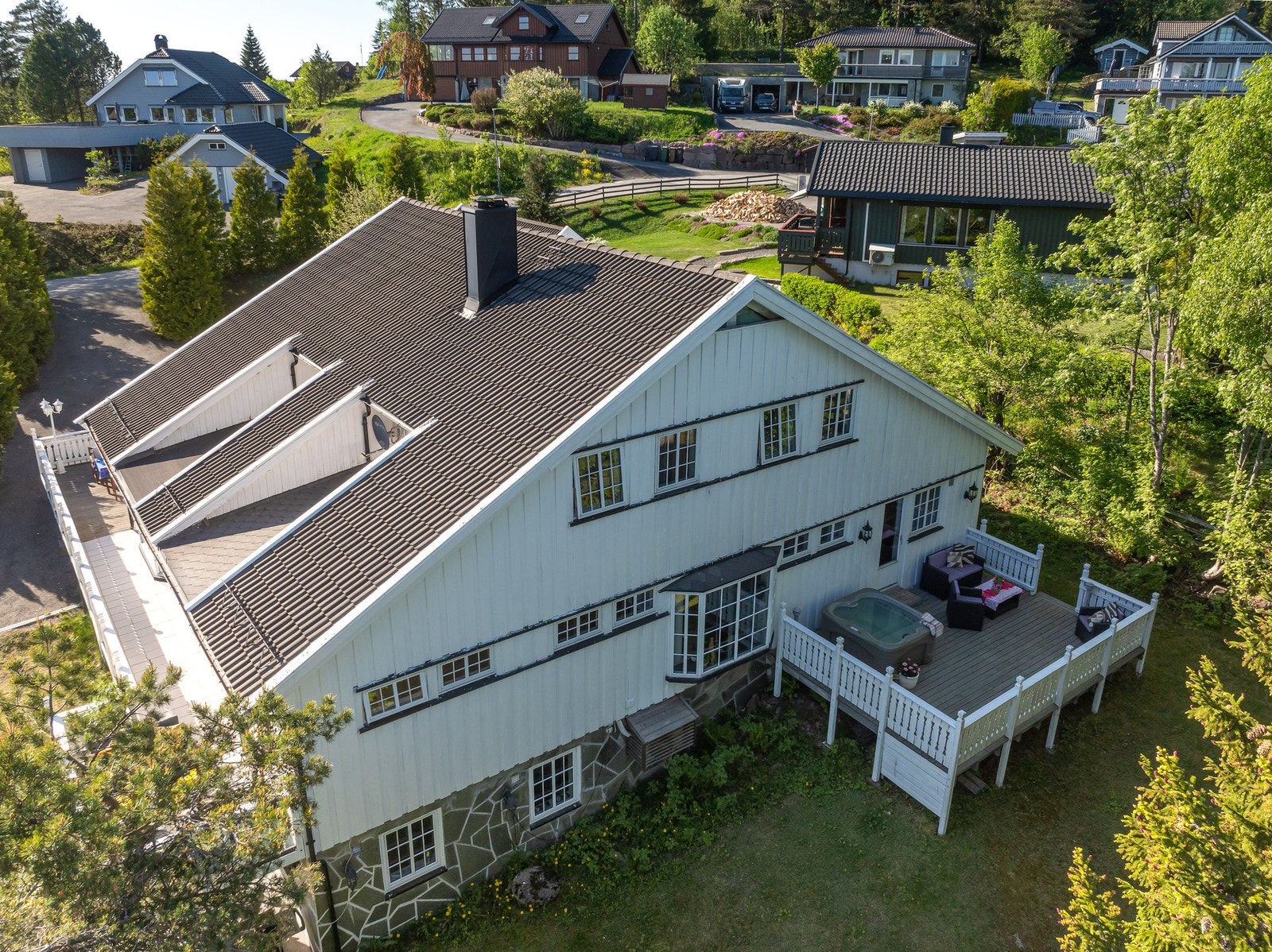 Boligen går over tre plan med utleiedel i underetasjen. Over dobbelgarasjen er det et stort lagringsloft. Galleribilde