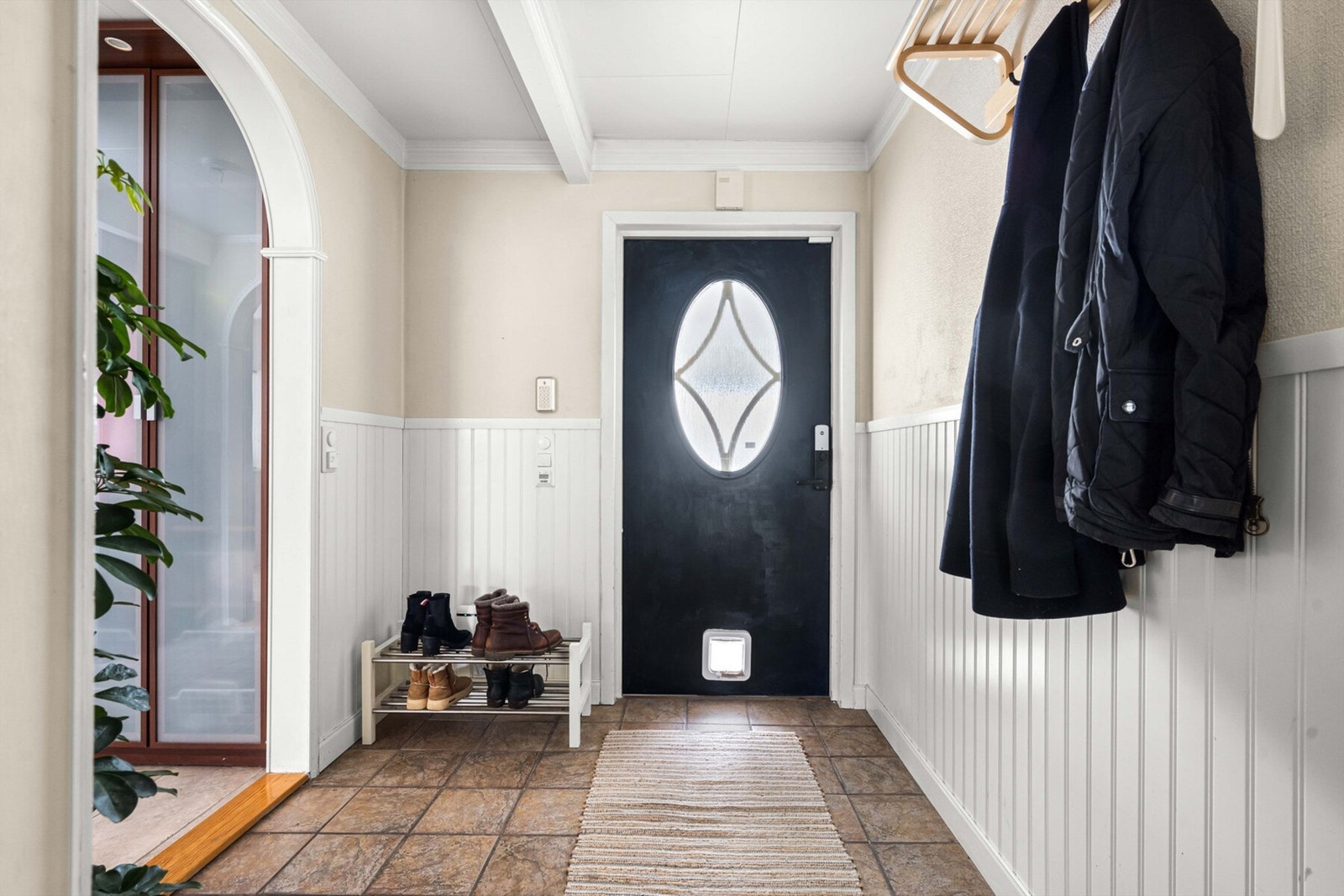 Det første vi møter i boligen er en hyggelig entré. Galleribilde