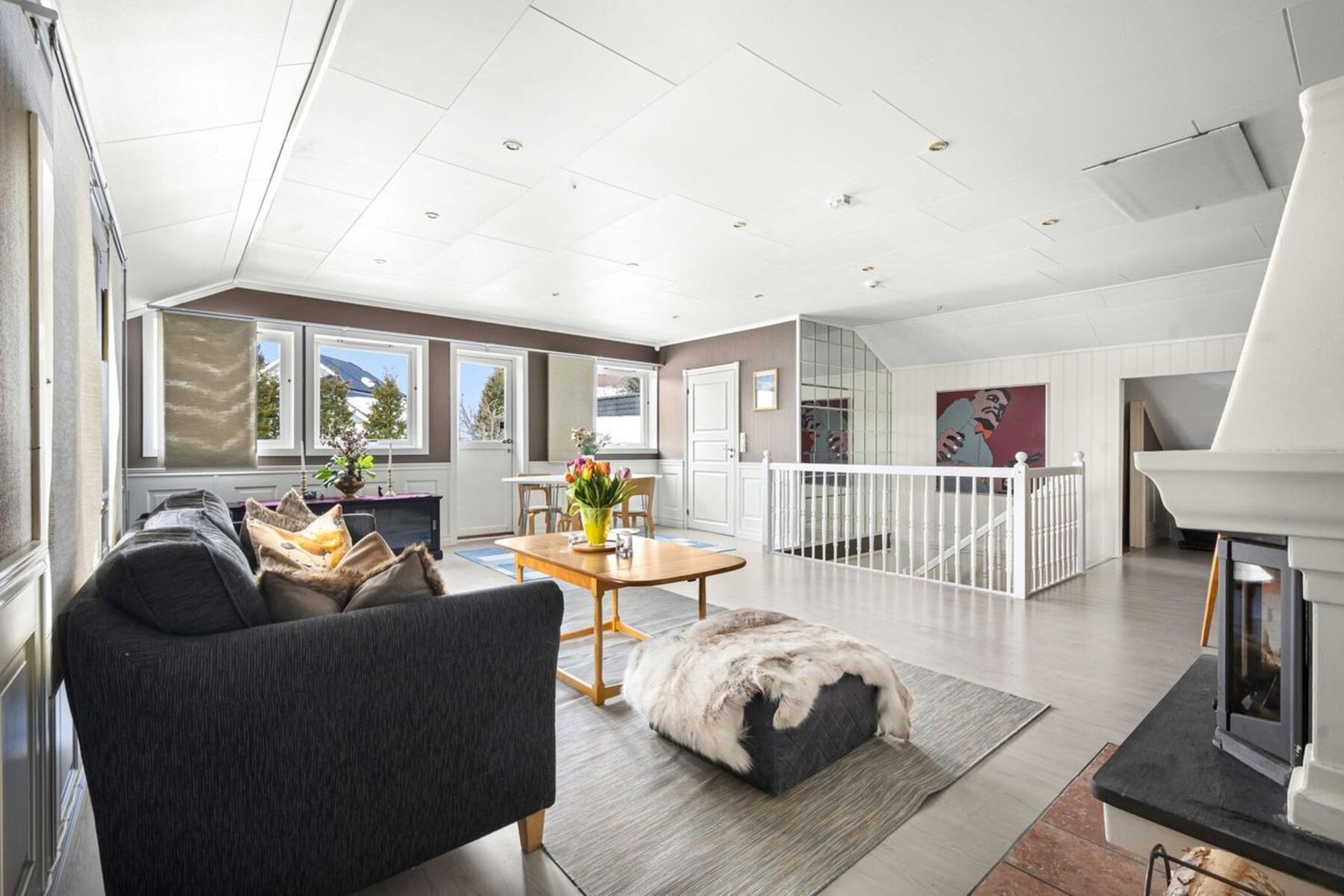 Oppe i 2. etasje møter vi en stor loftstue. Galleribilde