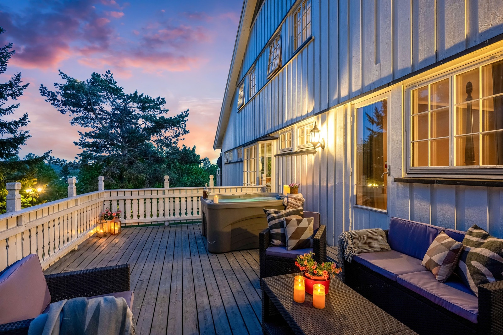 Her er det boblebad samt god plass til utemøbler. Galleribilde