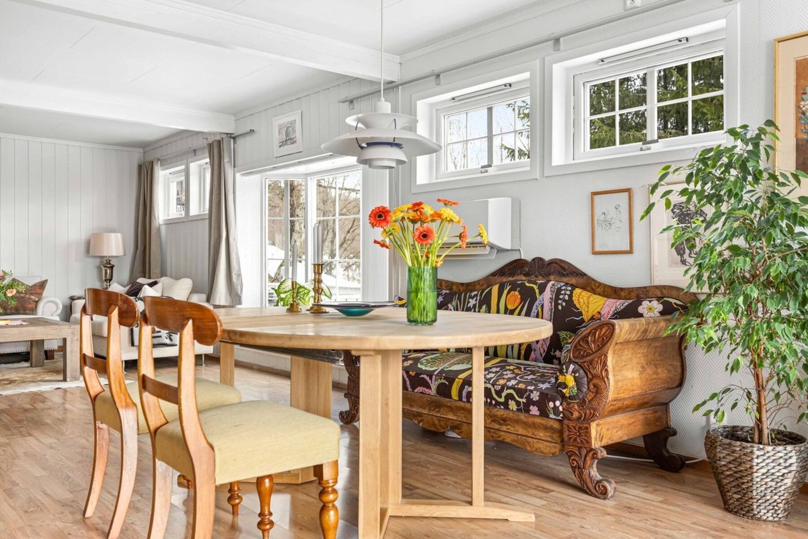 I spisestuen er det det god plass til å samle venner og familie rundt bordet. Galleribilde