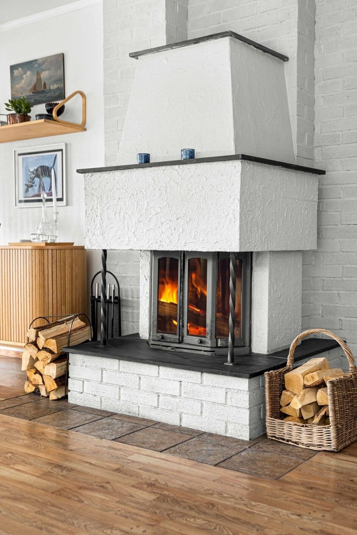 Peisen er sentralt plassert slik at varmen kan nytes fra hele rommet. Galleribilde