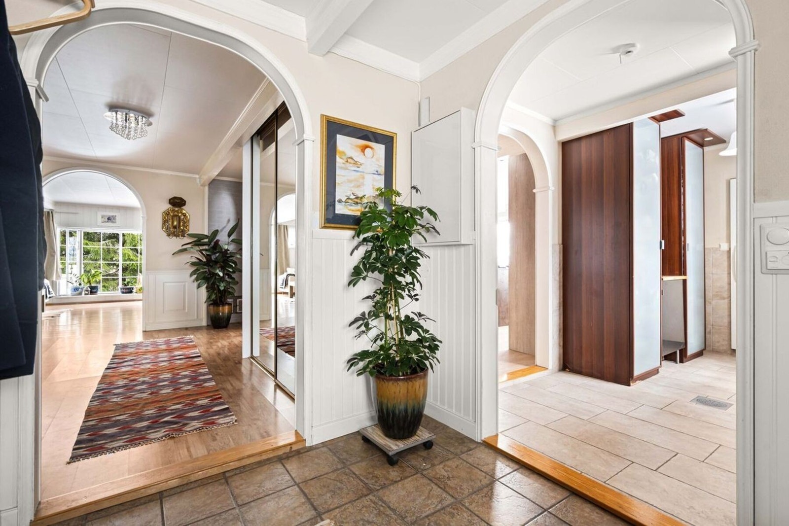 Herfra er det åpen løsning både mot vaskerommet og videre inn i trapperommet. Galleribilde