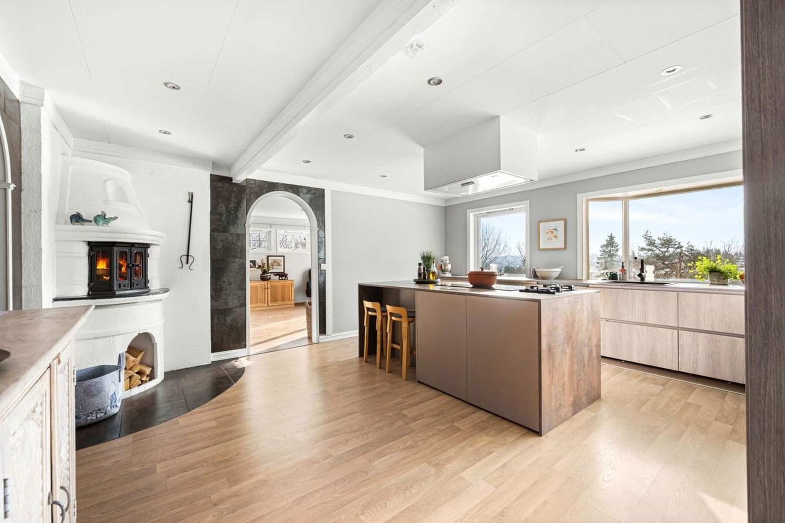 Kjøkkenet har moderne innredning og integrerte hvitevarer. Benkeplaten er i kompositt med nedfelt oppvaskkum. Galleribilde