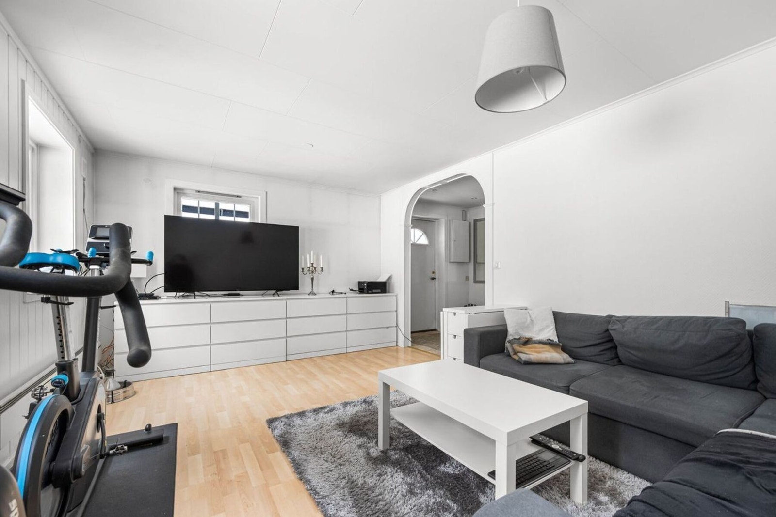 Stuen har god plass til sofagruppe og TV-møbel. Galleribilde