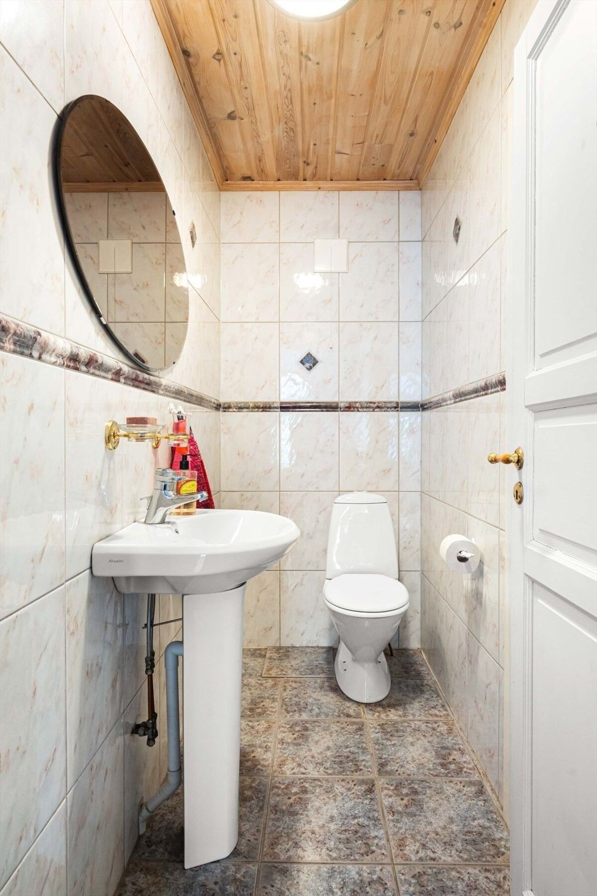 Fra entreen er det også adkomst til et praktisk gjestetoalett. Galleribilde