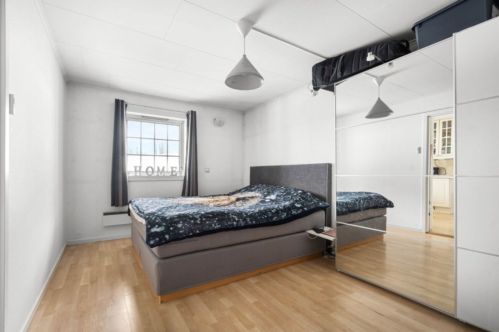 Soverommet i utleiedelen har god plass til dobbeltseng og nattbord samt garderobeskap. Galleribilde