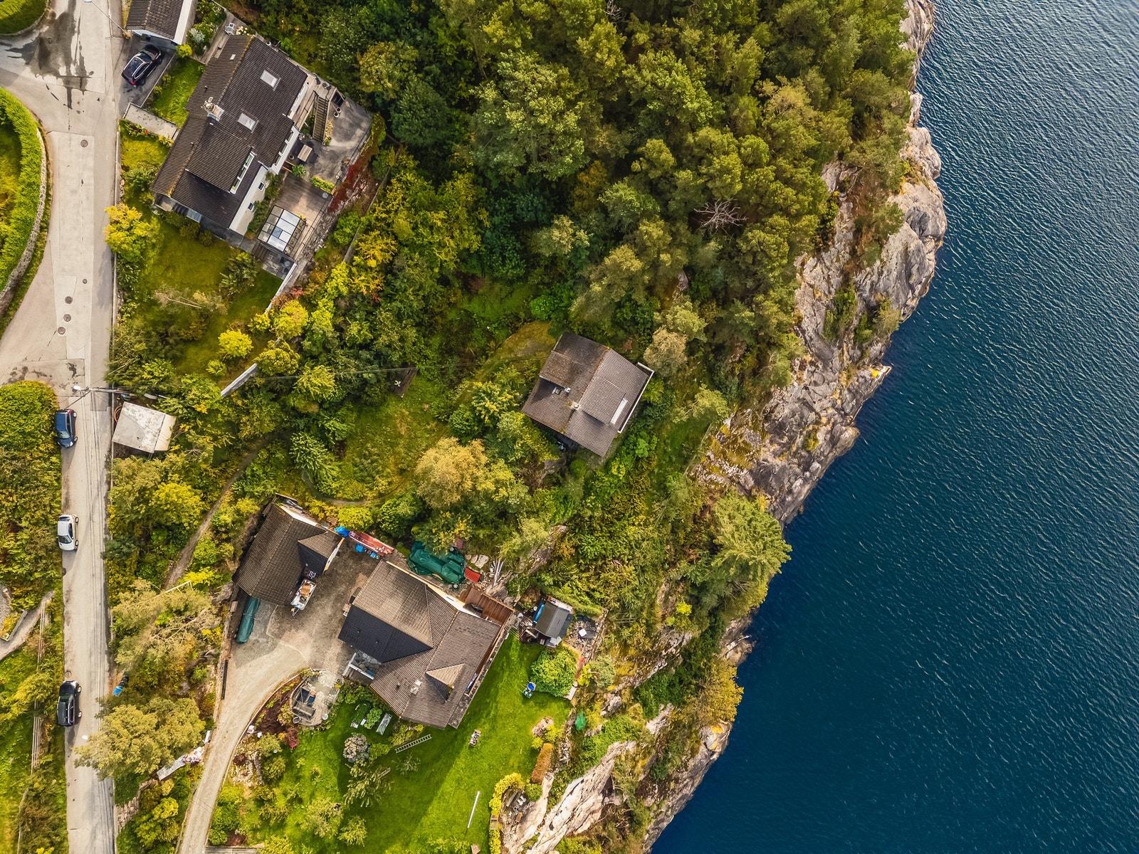Trenger man et større utvalg av butikker er det ikke langt til Åsane "sentrum". Her finner man blant annet flere store kjøpesentre med butikker, cafeer m.m. Galleribilde