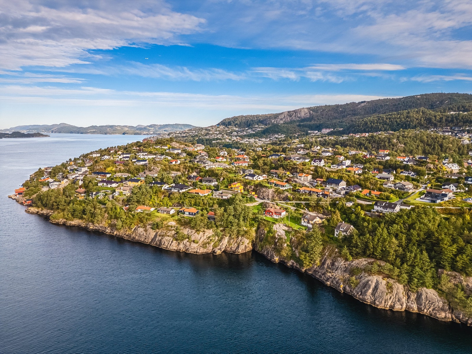 Eiendommen har en unik og svært ettertraktet beliggenhet sentralt på Tertnes i Åsane. Galleribilde