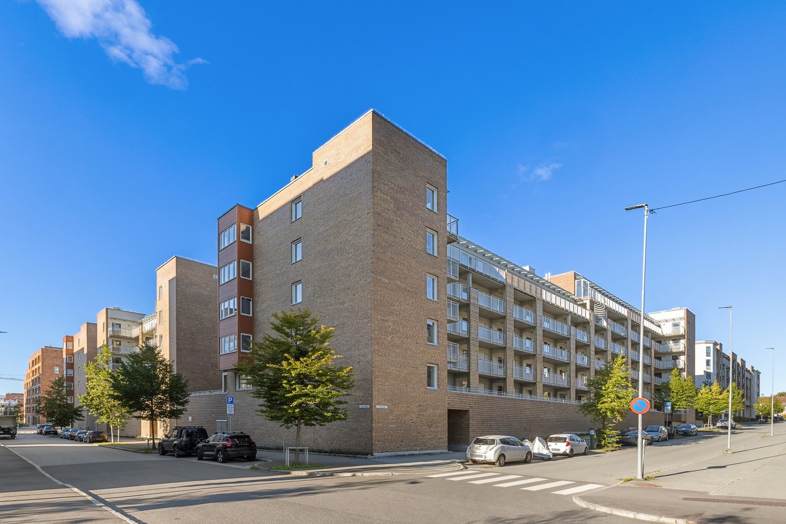 Leiligheten har en meget sentral beliggenhet på Løren, med umiddelbar nærhet til alt av servicetilbud og kollektiv trafikk. Galleribilde