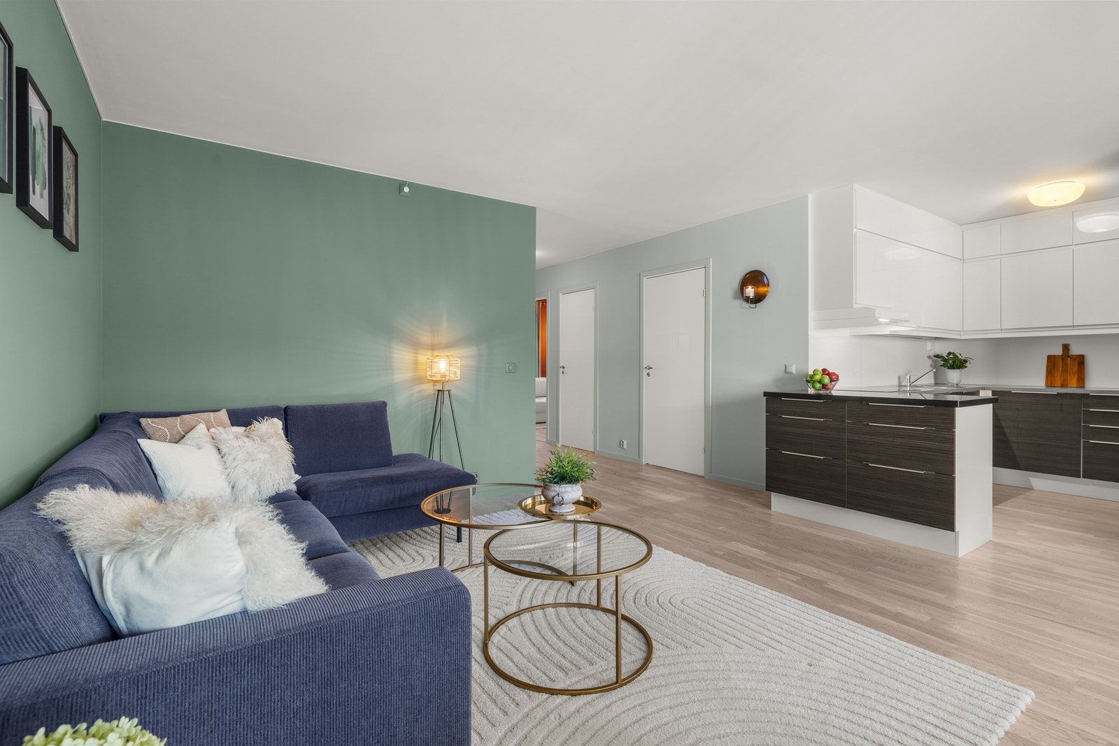 Stuen er svært romslig med mulighet for god soneinndeling for sofaløsning og spiseplass. Galleribilde