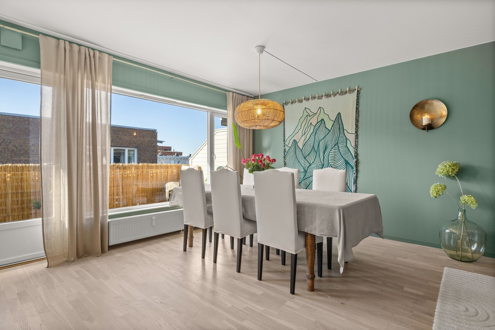 Varmtvann og fyring er inkludert i felleskostnadene og bidrar til gode boforhold i leiligheten. Galleribilde