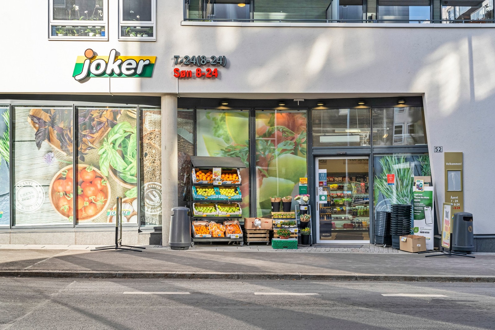 Rett ved leiligheten ligger en søndagsåpen Joker. Galleribilde
