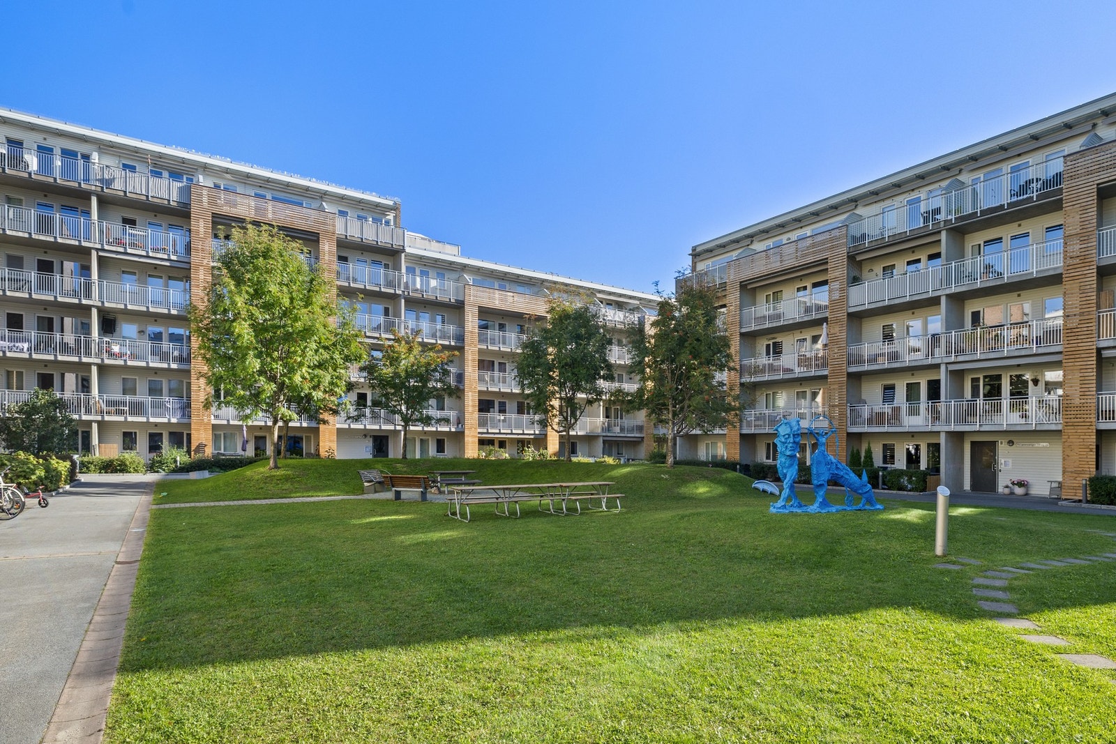 Sameiets trivelige bakgård. Galleribilde