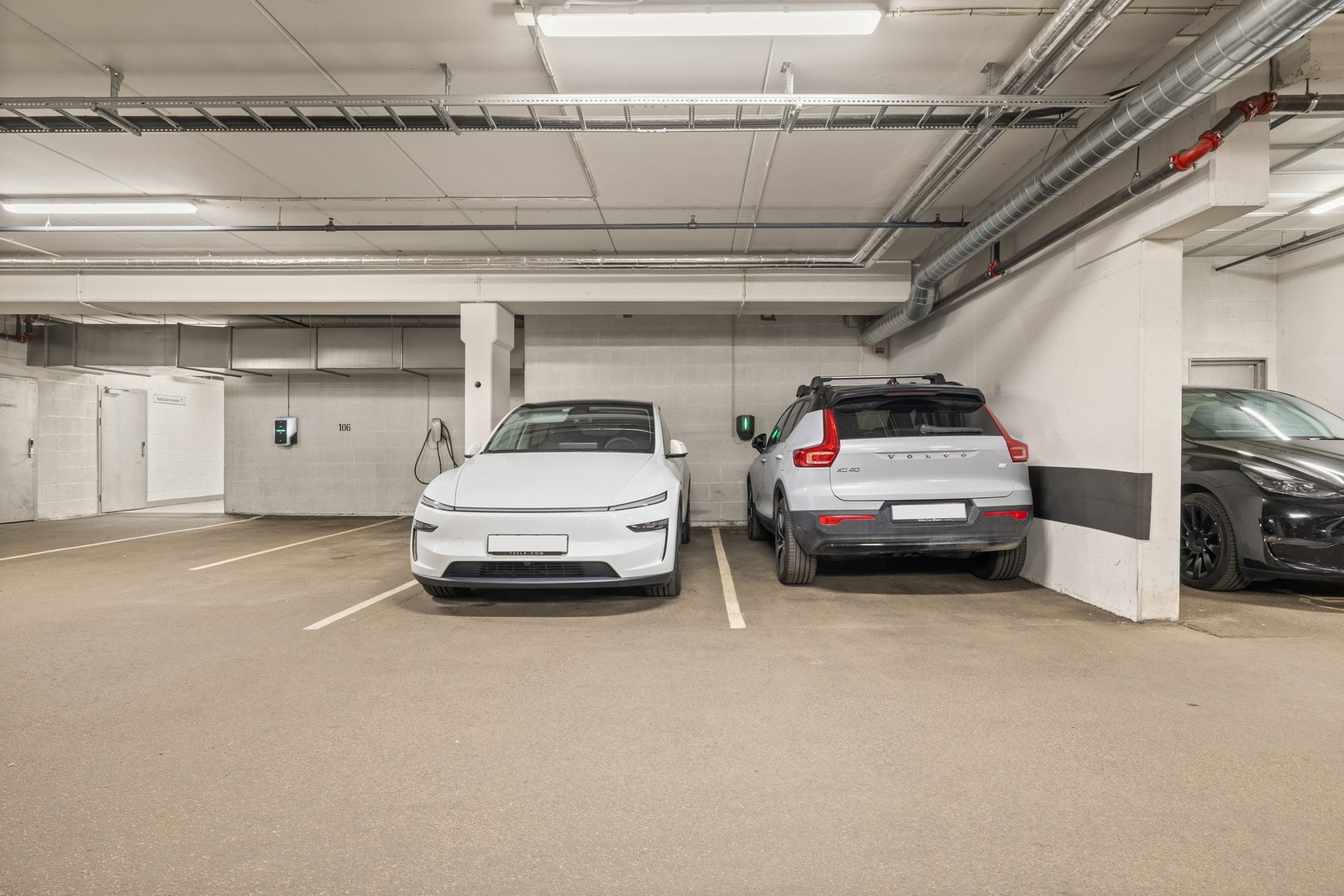 Garasjeplass med lader medfølger. Galleribilde