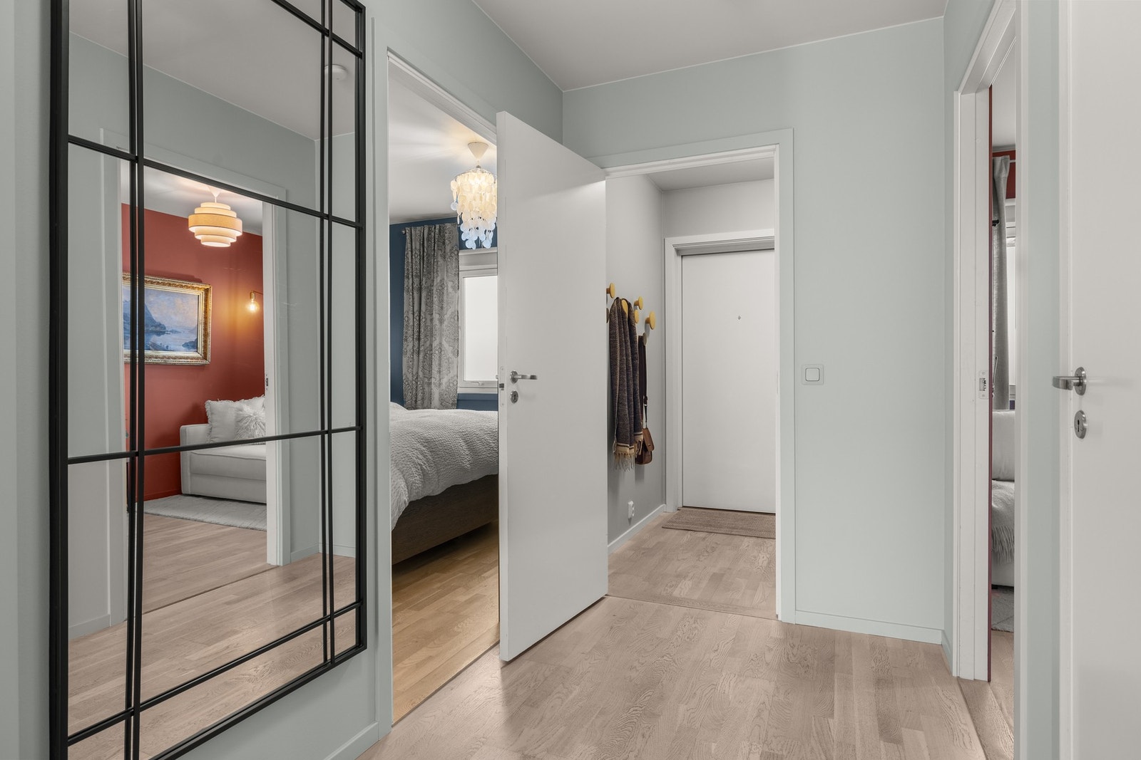 Innbydende entré som gir et godt førsteinntrykk av boligen. Galleribilde