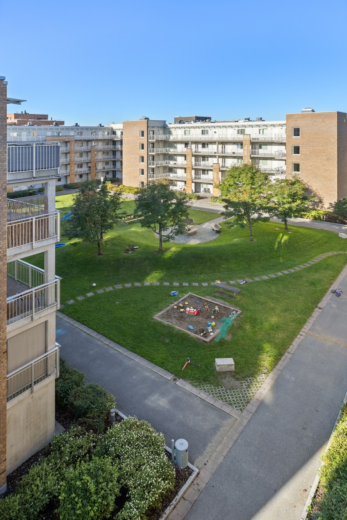 Fine utsiktsforhold over sameiets grøntarealer. Galleribilde