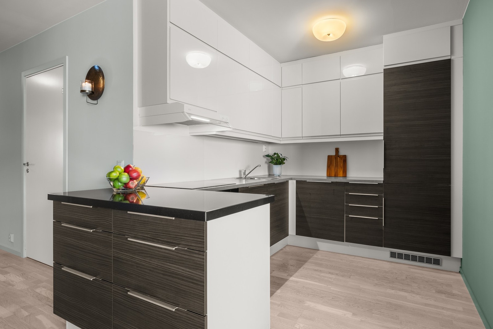 Delikat HTH kjøkkeninnredning med glatte fronter. Galleribilde