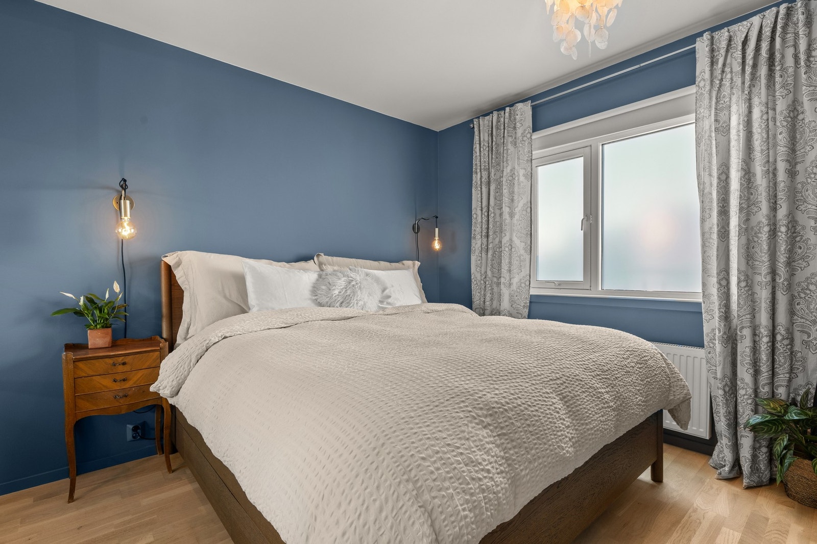 Hovedsoverommet er av generøs størrelse med god plass til dobbeltseng og garderobe. Galleribilde