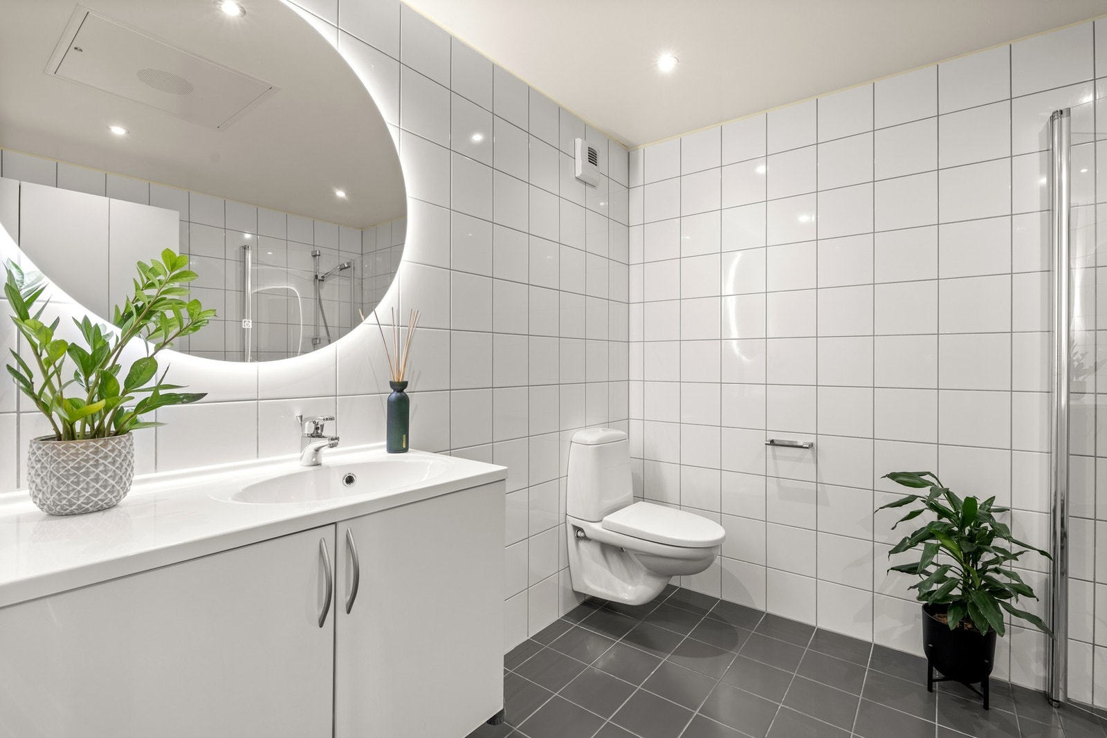 Stort, flislagt baderom med varme i gulvet. Galleribilde