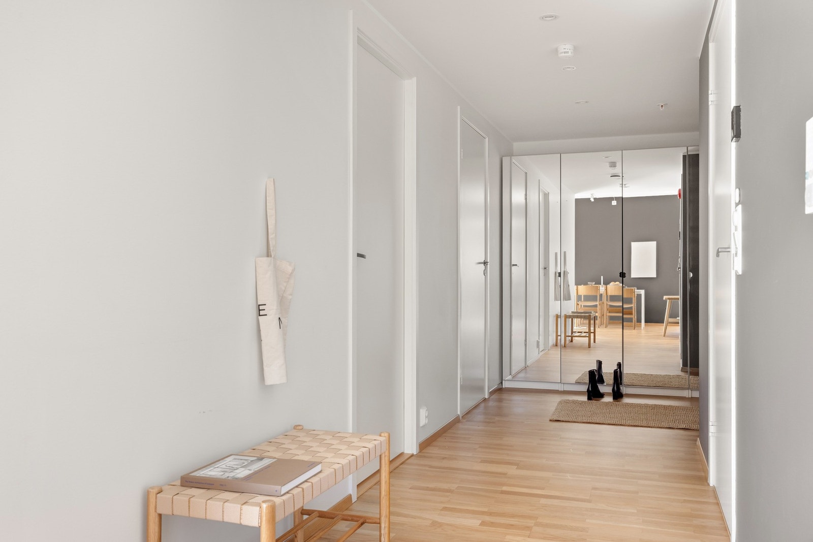 Den romslige entréen på 11,5 kvm har downlights i tak og god lagringsplass i garderobeskap. Galleribilde