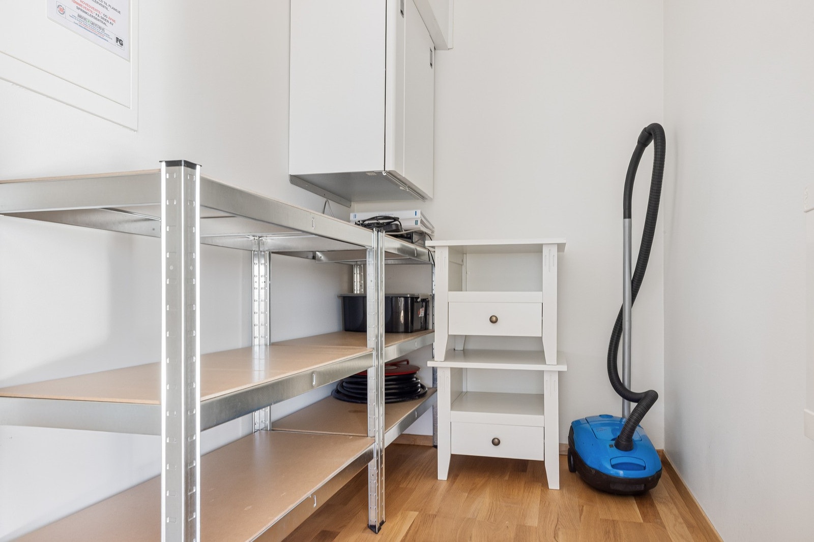 Innvendig bod på 2,9 kvm med god lagringsplass og aggregat for balansert ventilasjon. Galleribilde