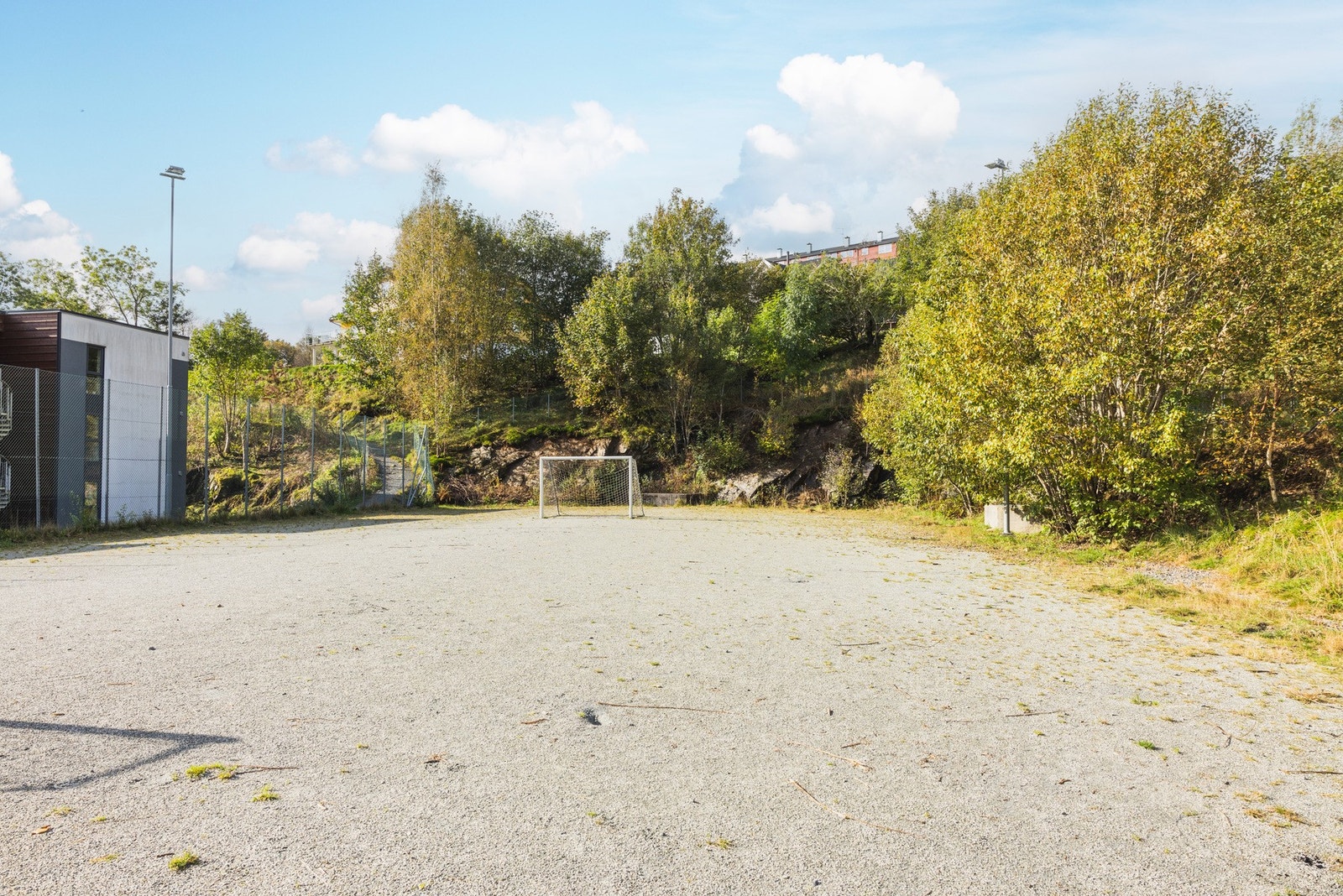 Grusbane like ved siden av sameiet. Galleribilde