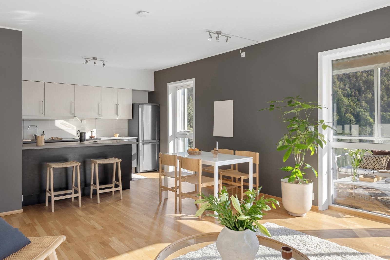 Rommet måler totalt 29,3 kvm, så her er det god plass til å innrede med både sofa og spisegruppe. Galleribilde
