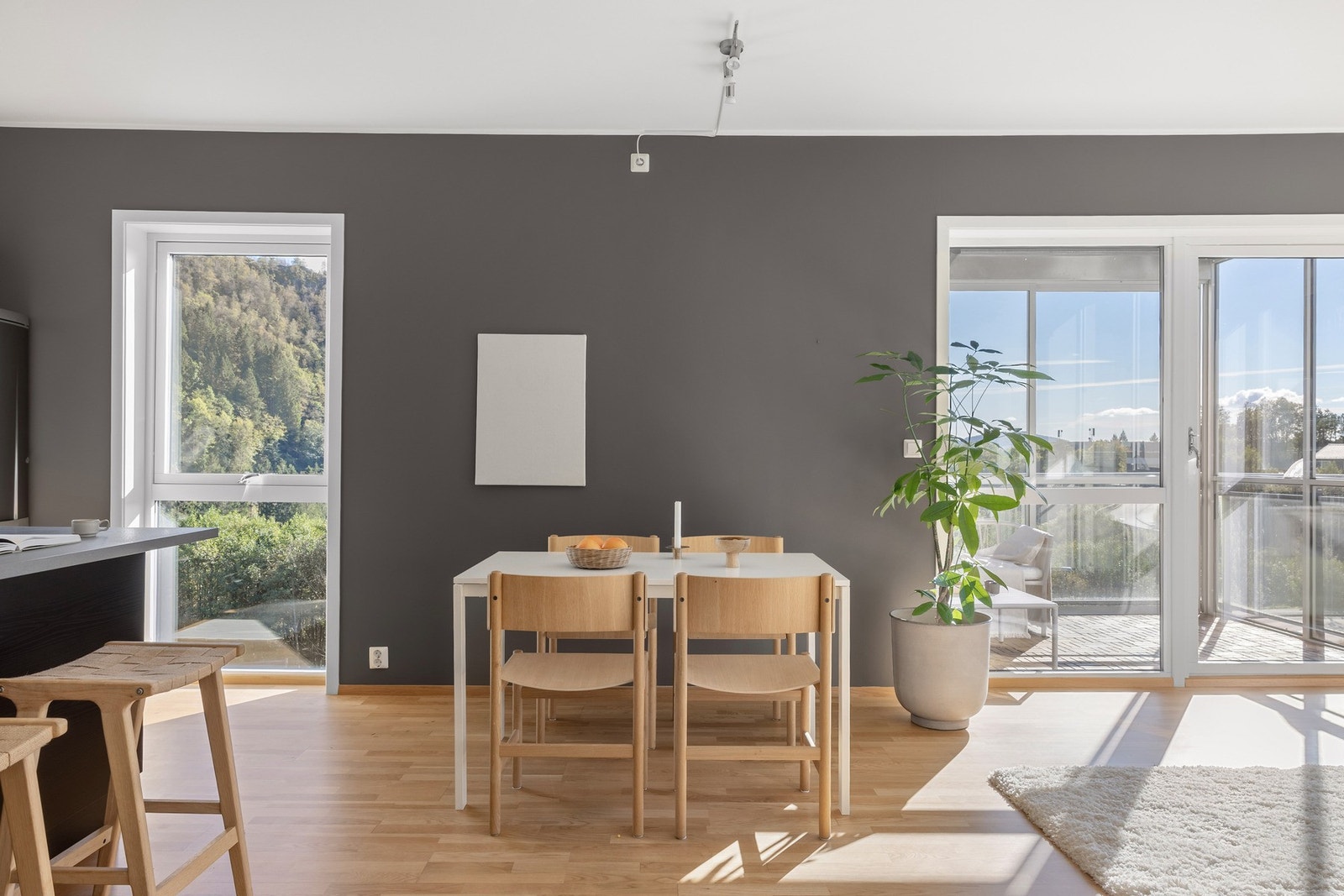 Vi starter i hjertet av leiligheten, som er den lyse og romslige stuen med åpen kjøkkenløsning. Galleribilde