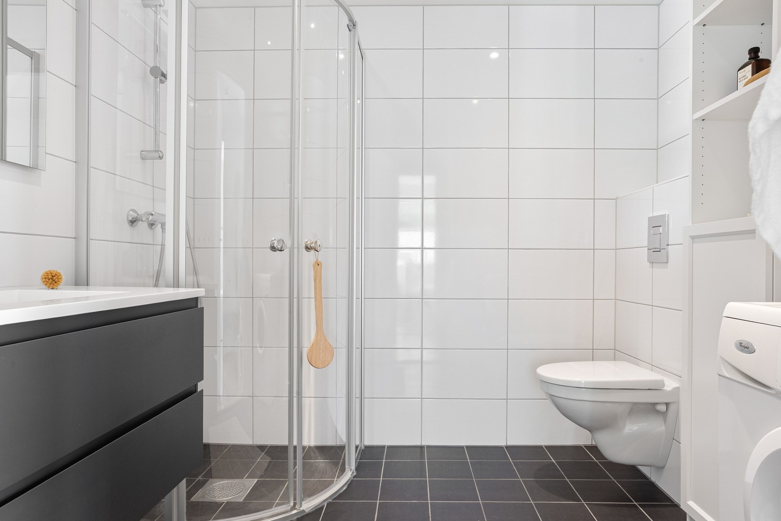 Badet ligger på venstre side av entréen og måler 5, kvm. Det er helfliset med downlights i tak og varmekabler i gulv. Galleribilde