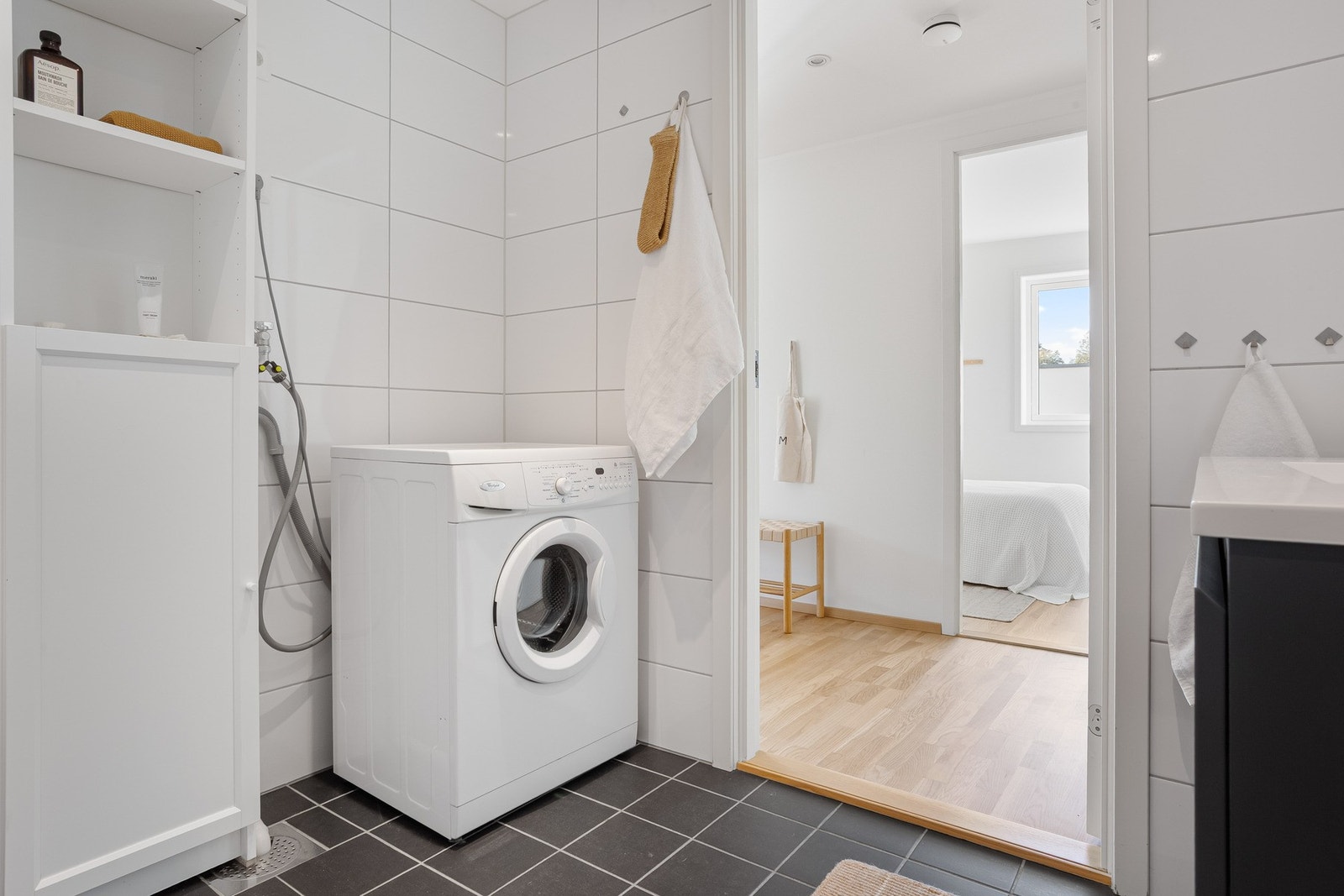 Det er opplegg for vaskemaskin og tørketrommel på badet. Galleribilde