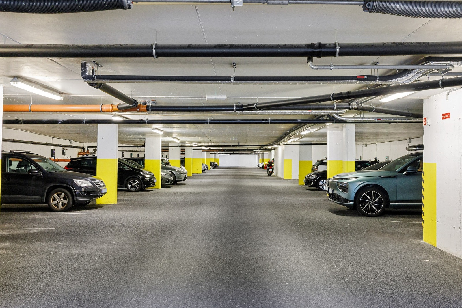 Det medfølger to garasjeplasser. Det er klargjort for montering av elbillader. Galleribilde